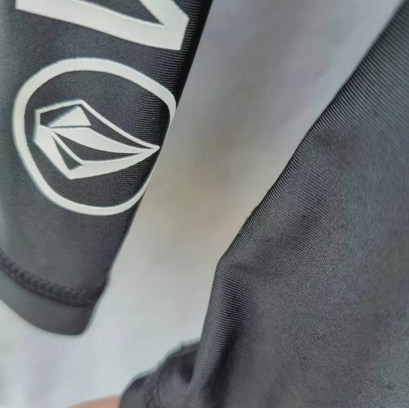 🛑 SALE PENDING... Volcom Long Sleeve Swim Top - Picture 8 of 8
